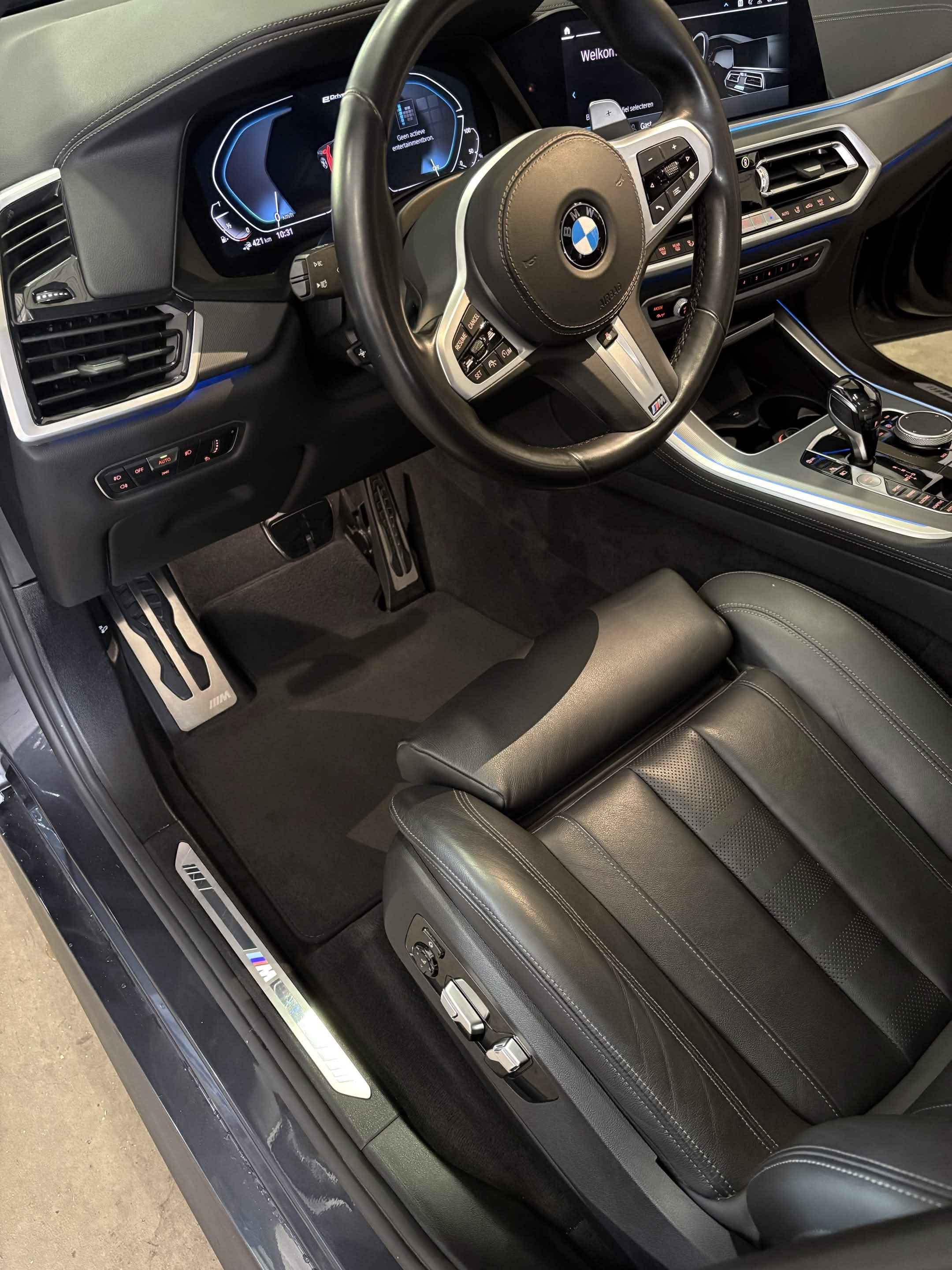 Gereinigd BMW-interieur met zwarte lederen stoel