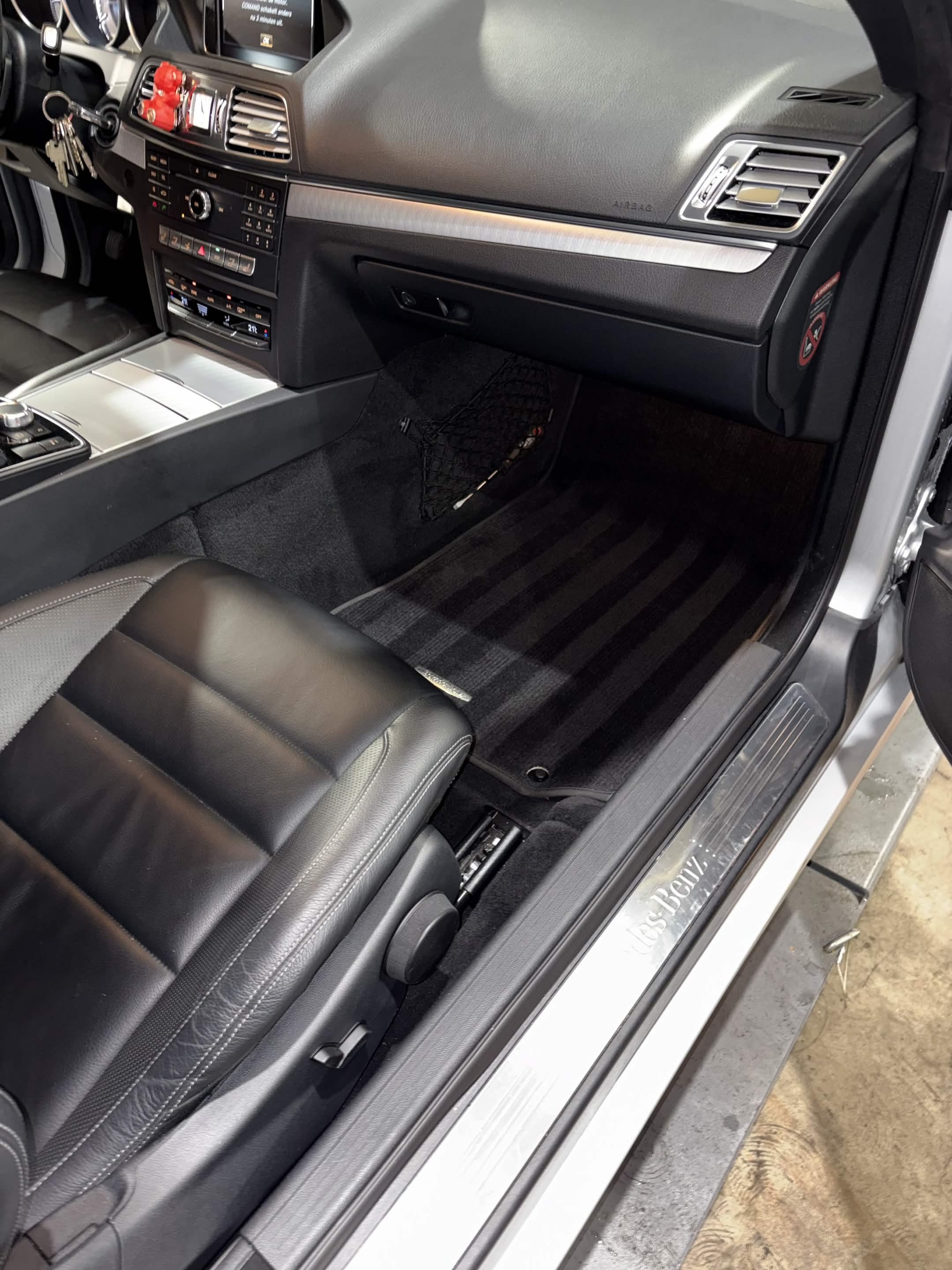 Mercedes-Benz-interieur met gereinigde vloermat