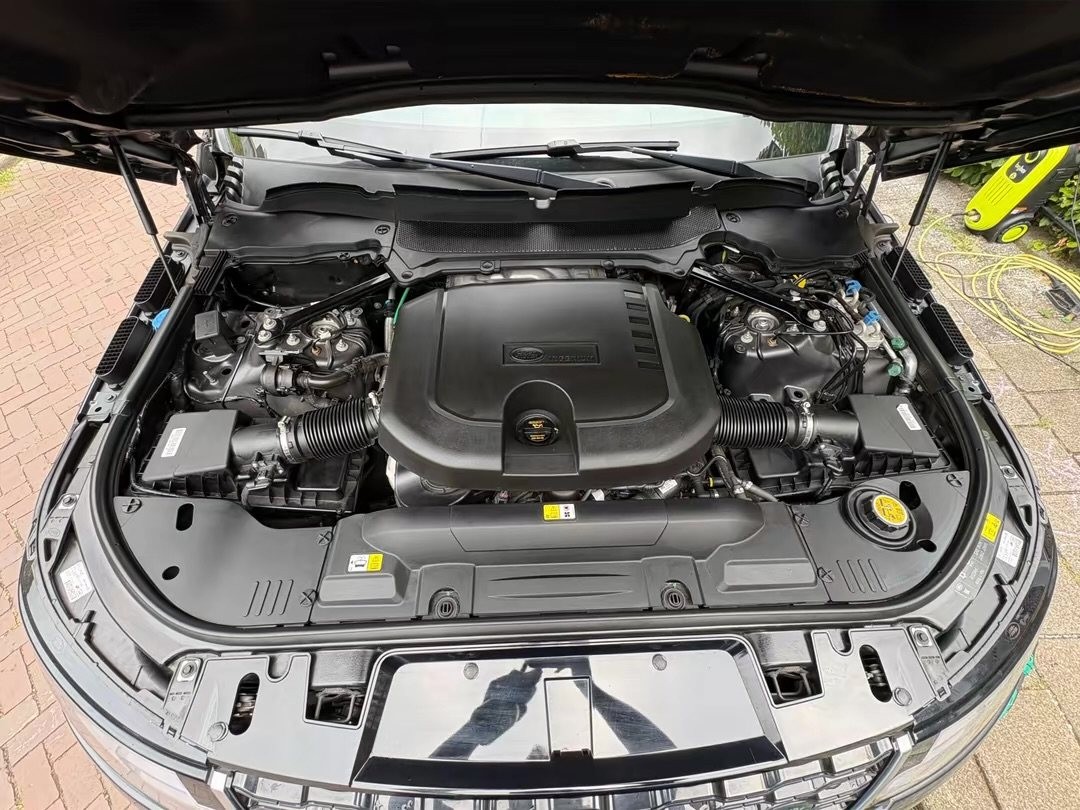 Gereinigde motorruimte van een Range Rover