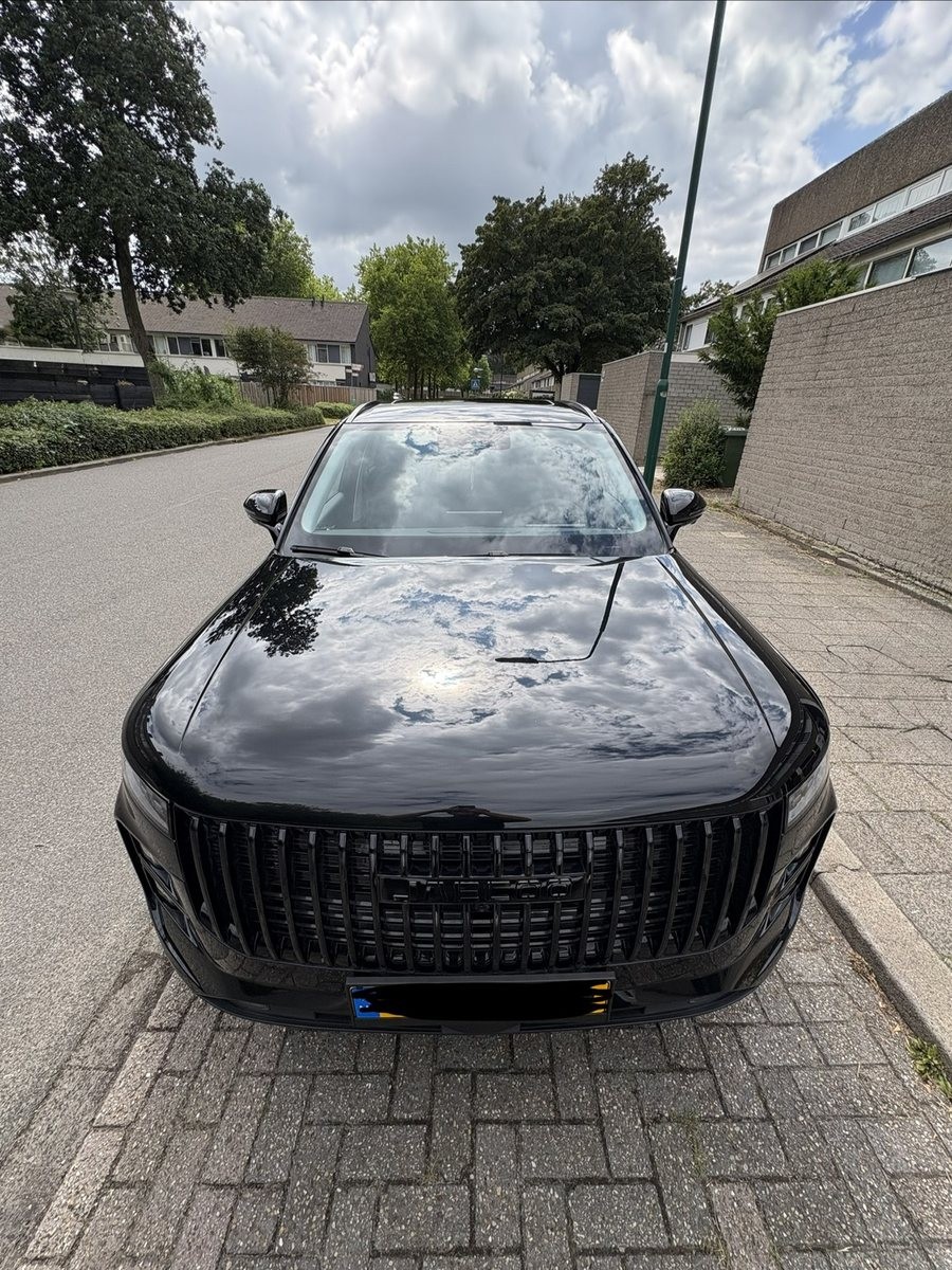 Glanzende voorkant van een Jaecoo 7